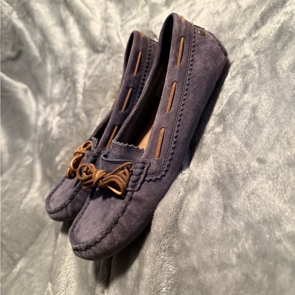 UGG Women's Moccasins in Blue Suede with Tan Accents Size U.S 6.5 - Picture 3 of 6